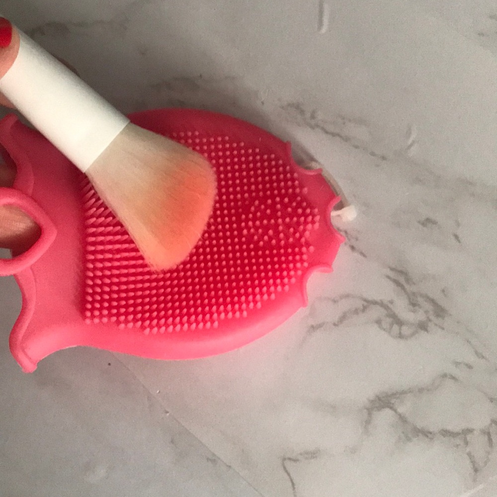 FREE WITH ANY PURCHASE ‼️Silicone Brush cleaner